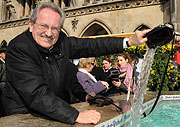 Im Fischbrunnen reinigte man am 09.03.2011 vor dem Rathaus das Stadtsäckl (Foto: Ingrid Grossmann)